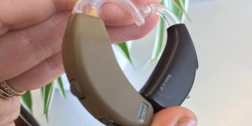 Analog hearing aids